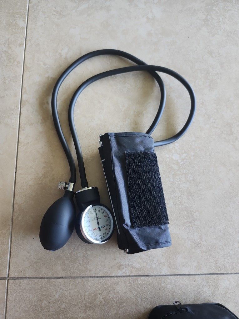 PARAMED Aneroid Sphygmomanometer Basic Manual Blood Pressure Universal Cuff