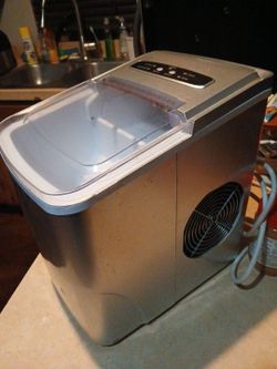 Ice cube maker