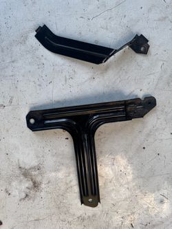 2019-2023 Cadillac XT4 battery bracket