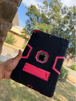 IPad 6te generation $165.  IPad protector cargador incluido
