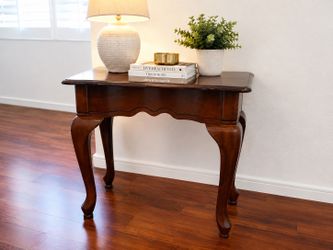 Solid Wood Queen Anne Accent Table – Elegant Cherry Finish – Excellent Condition
