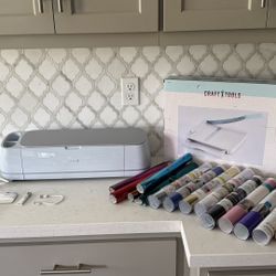 Cricut Maker 3 + Vinyl & Tool Bundle – Excellent Condition 