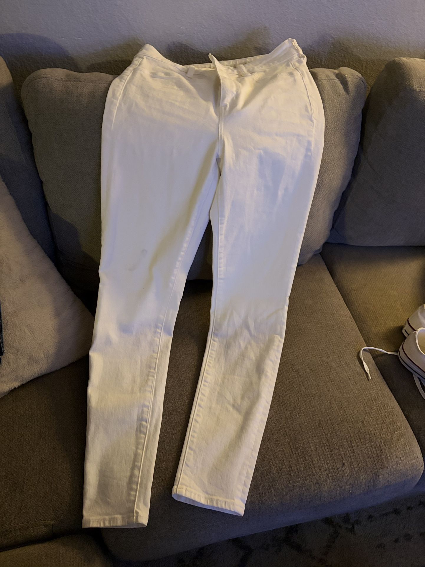 American Eagle Jeans Bundle β Size 10 Regular (White & Light Wash)