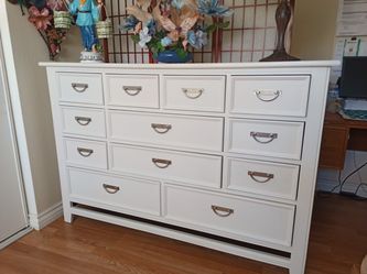 NICE DRESSER