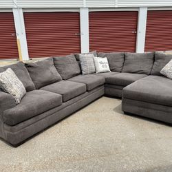 DELIVERY AVAILABLE 🚚🚛🚚 awesome 3 Piece Reversible Sectional!!