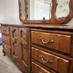 Beautiful Solid Wood Dresser with Mirror + 2 Matching Nightstands 