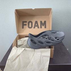 FOAM RUNNER CARBON BRAND NEW