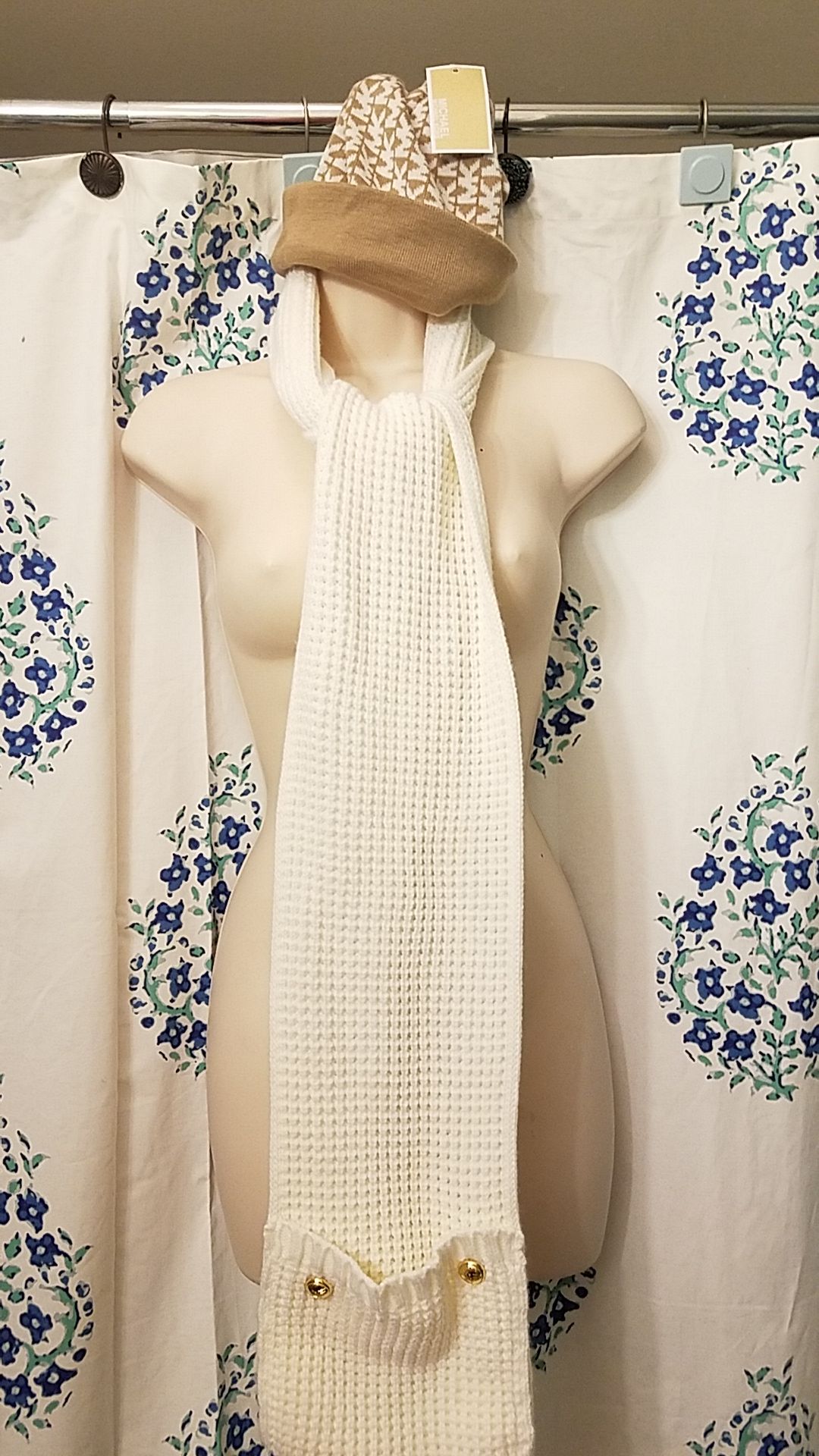 Michael kors scarf new & hat read
