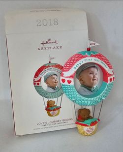 New Baby 1st Christmas Hallmark Ornament 2018 Photo Holder Journey Air Balloon

Brand new,  never displayed 
Approximately 5" tall
Hot air balloon pic
