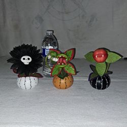 3 Hyde And Eek Faux Creepy Carnivorous Halloween Decor Plants In Excellent New Condition All For 1 Price