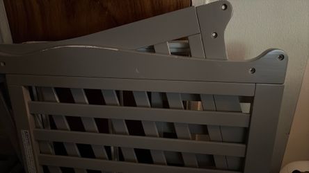 6-1 Baby crib / toddler bed