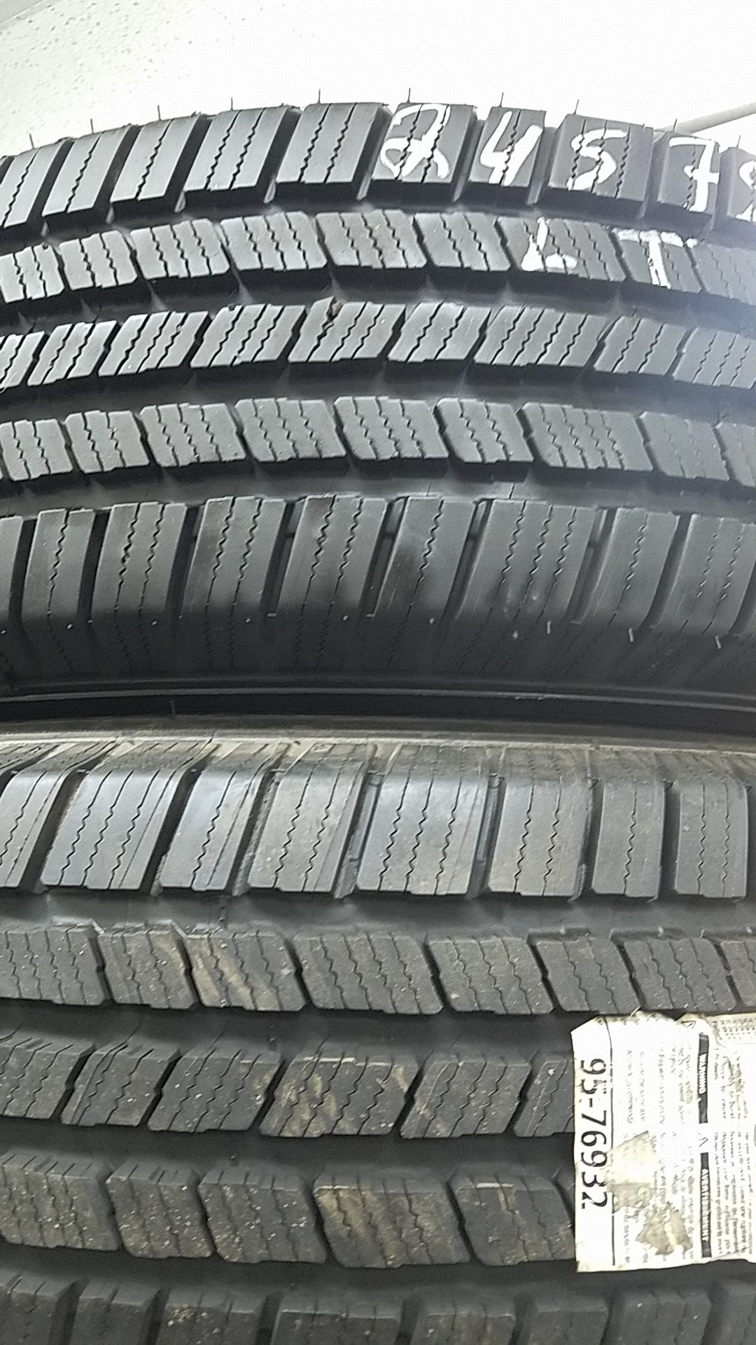 2 times Lt 245.75.16 Michelin defender Ltx 100 % tread dot 2515