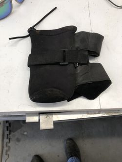 Fire extinguisher mount