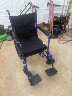 Rolling chair with leg rest