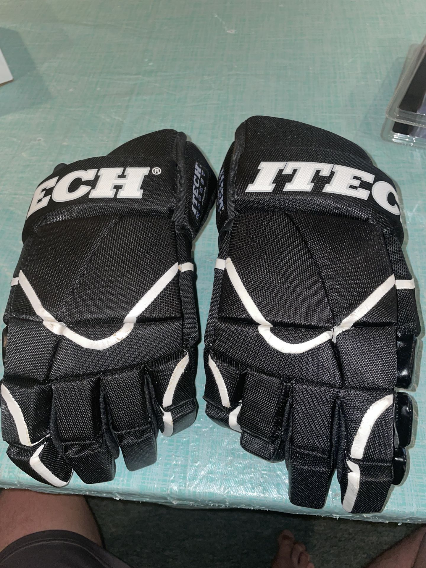 Adult Itech HG 2200 15” Black Hockey Gloves w/Flex-Thumb Clean Open Box