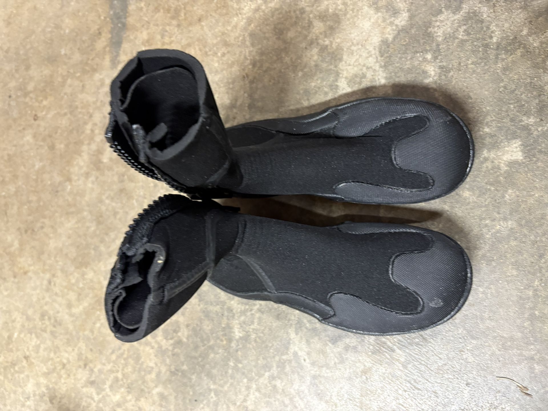 Youth Xcel Wetsuit Booties. Size 4