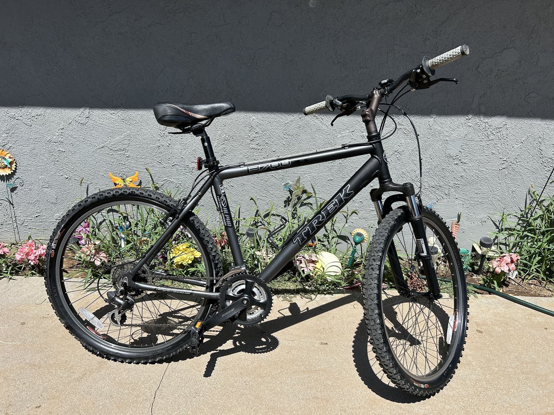 TREK 3700 MOUNTAIN BIKE