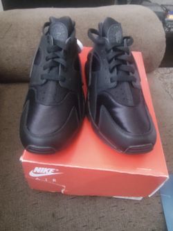 Nike Triple Black Huaraches