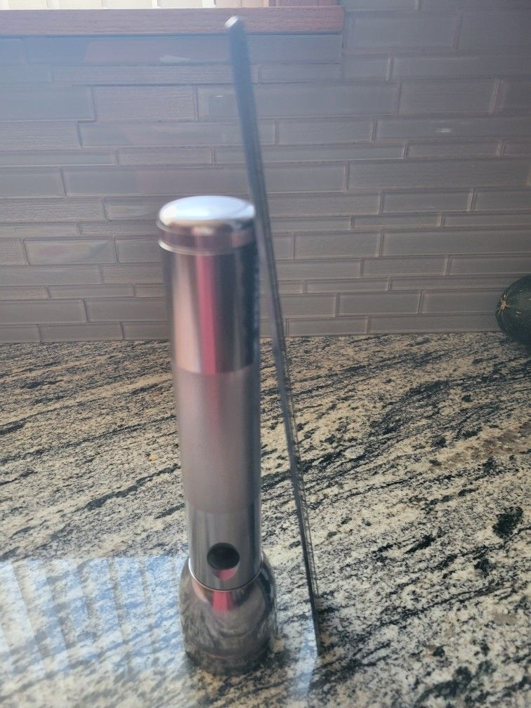 MAG-LITE Flashlight.2 D-Cell Batteries.   Heavy-duty.   Incandescent.   Silver 