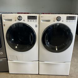 Set LG  Washer And Electric Dryer With Pedestals 