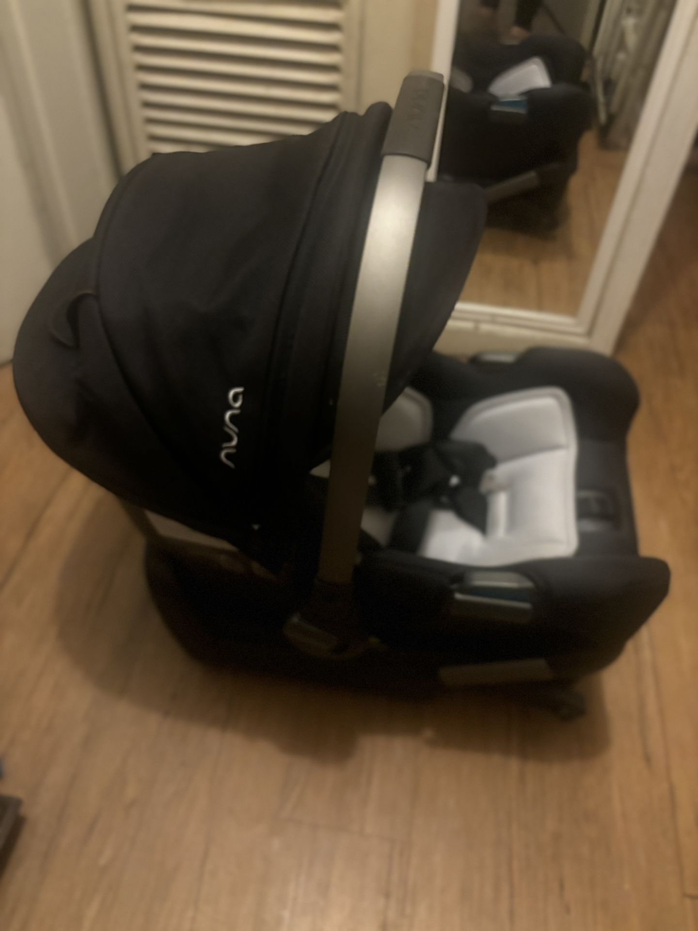 Nuna Car seat With Base 