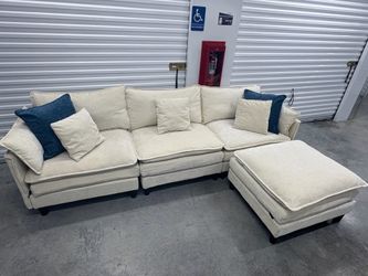 Cream sectional sofa !!! Great condition