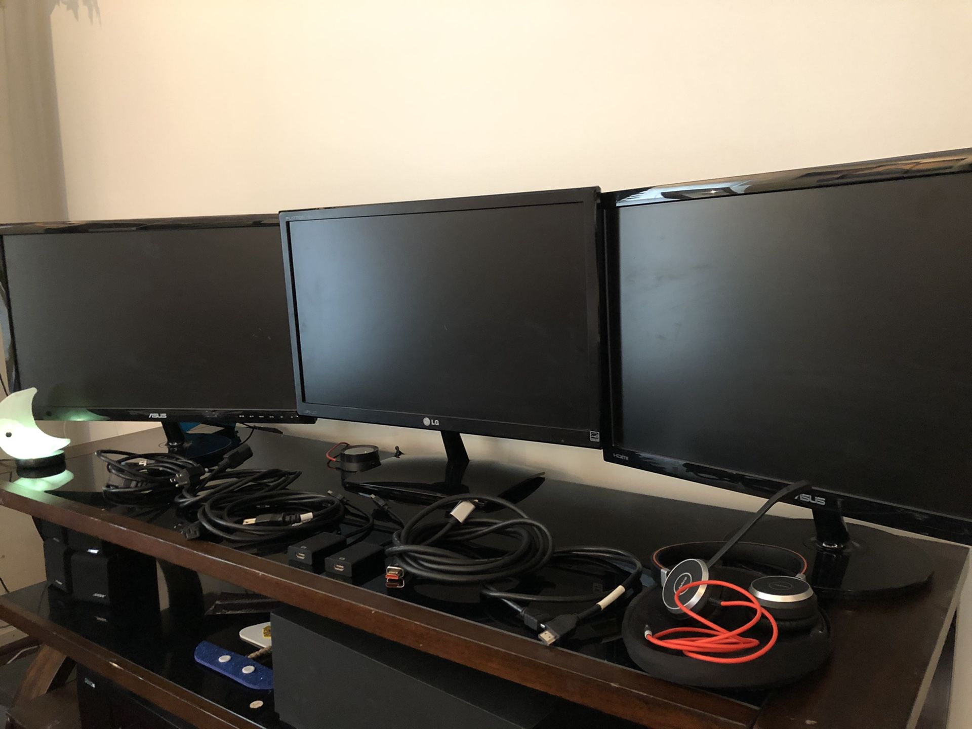 Three Monitors 21” gamers . Full connection accessories👌🏻