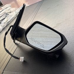 Passenger Side Mirror In Very Good Condition. 