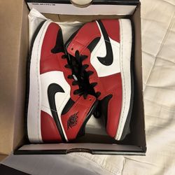 Jordan 1 Mid 