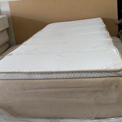 XL Twin Size Mattress (XL Colchon Twin Size)