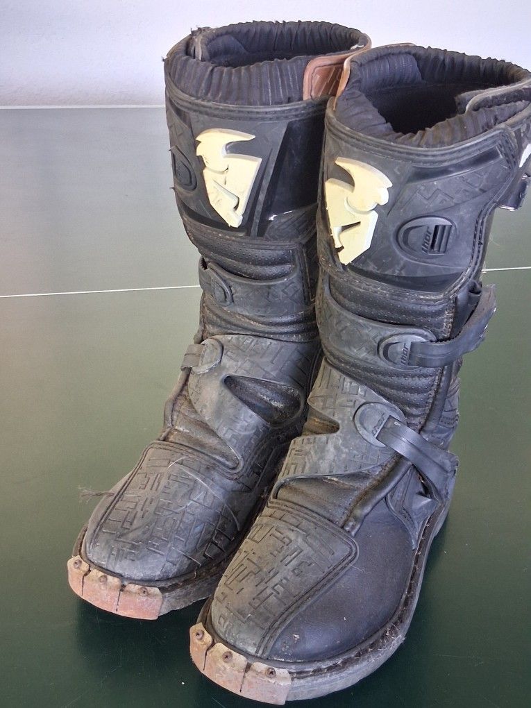 Dirt bike boots