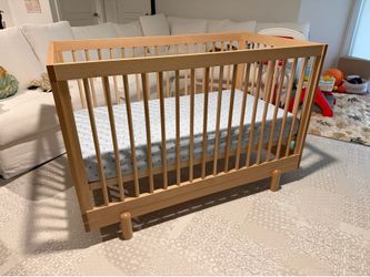 Dadada 4-in-1 Convertible Crib and Mattress