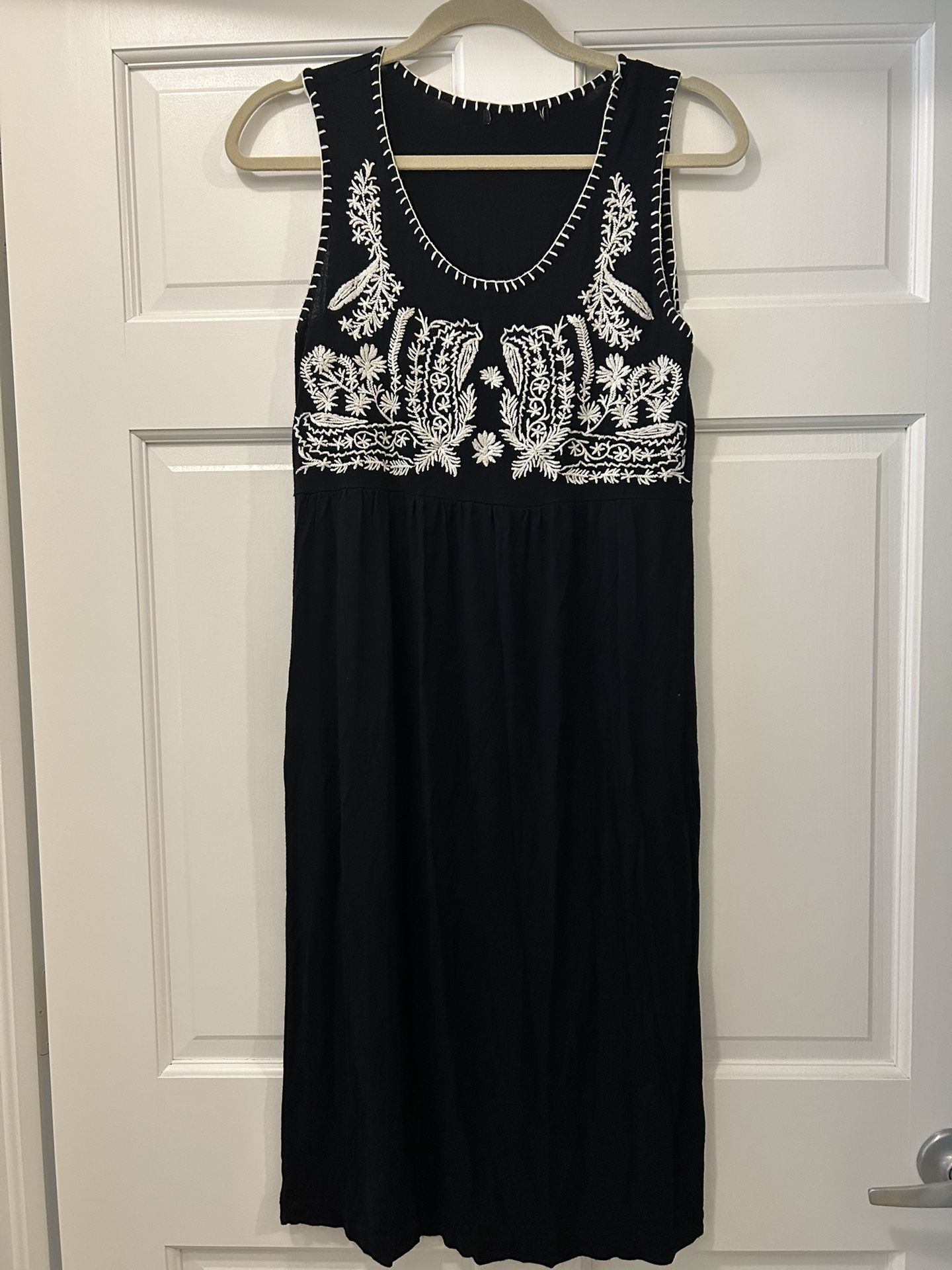 Casual black dress embroidered in white 