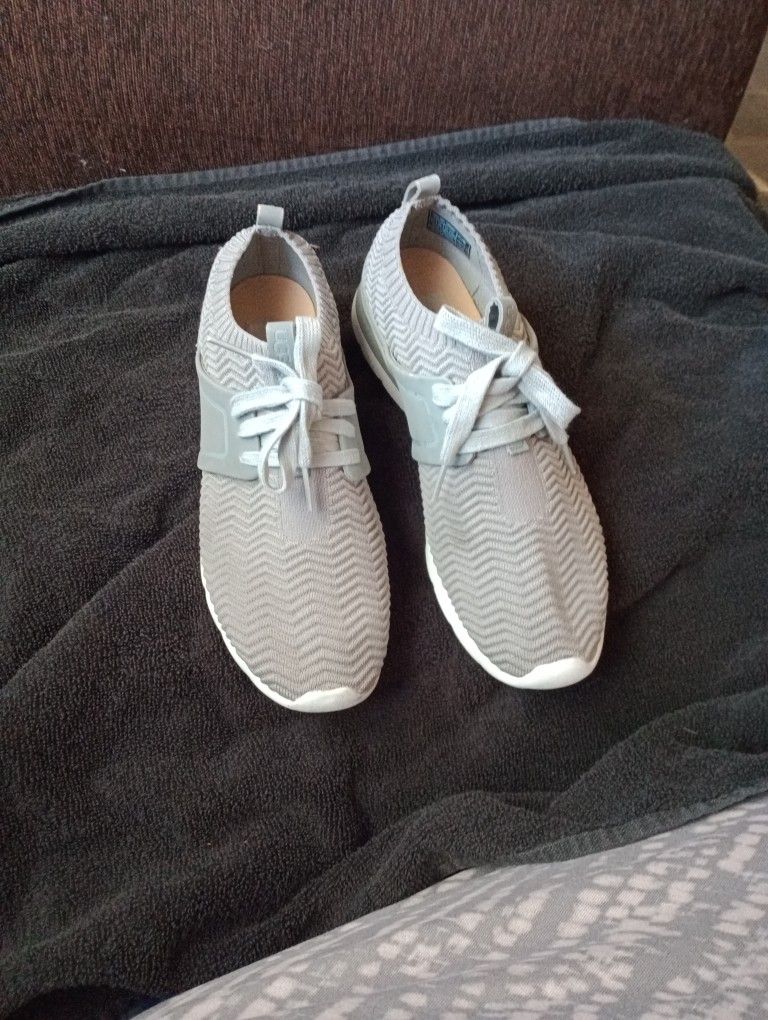 UGG TREADLITE WOMANS SNEAKERS SIZE 7.5