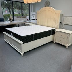 Queen bed and nightstands (FREE 24H DELIVERY AND SETUP)