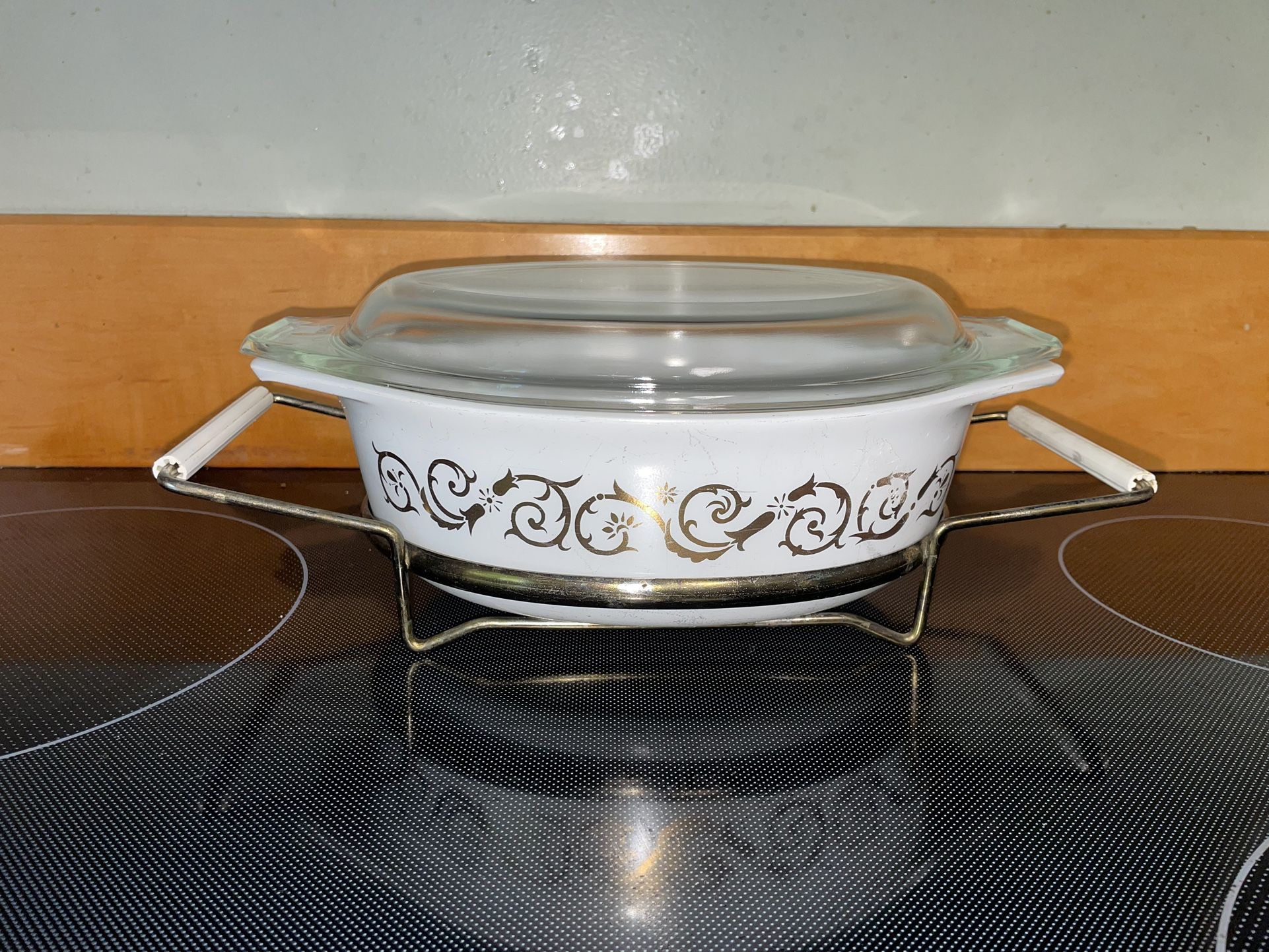 PYREX Empire Golden Scroll Casserole (1961)