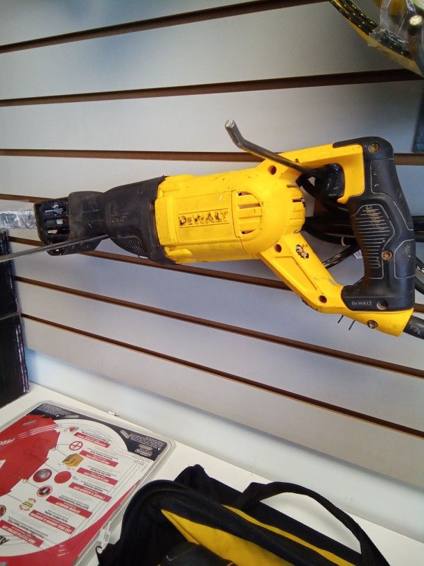 DWE305 Reciprocating Saw