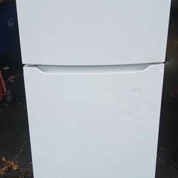 Very Nice! 2-Year Old Frigidaire Freezer-On-Top Refrigerator!