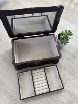 Jewelry box with mirror