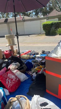 Garage sale in Laguna hills behind where the DMV. Venta