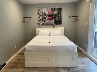 Queen bedframe