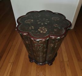 Vintage Chinese Chinoiserie Flower-Shaped Lacquer Stool / Accent Tabl