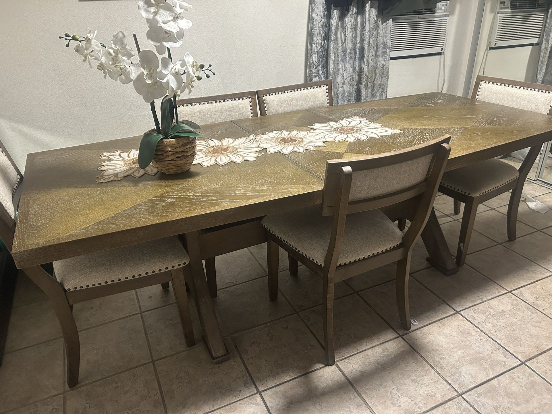 Table With Chairs And Mirror
