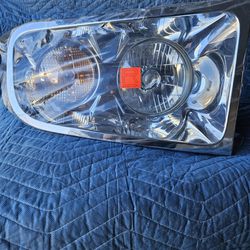 Freightliner Headlight Assembly (Right Side-passenger )Complete) (New)
