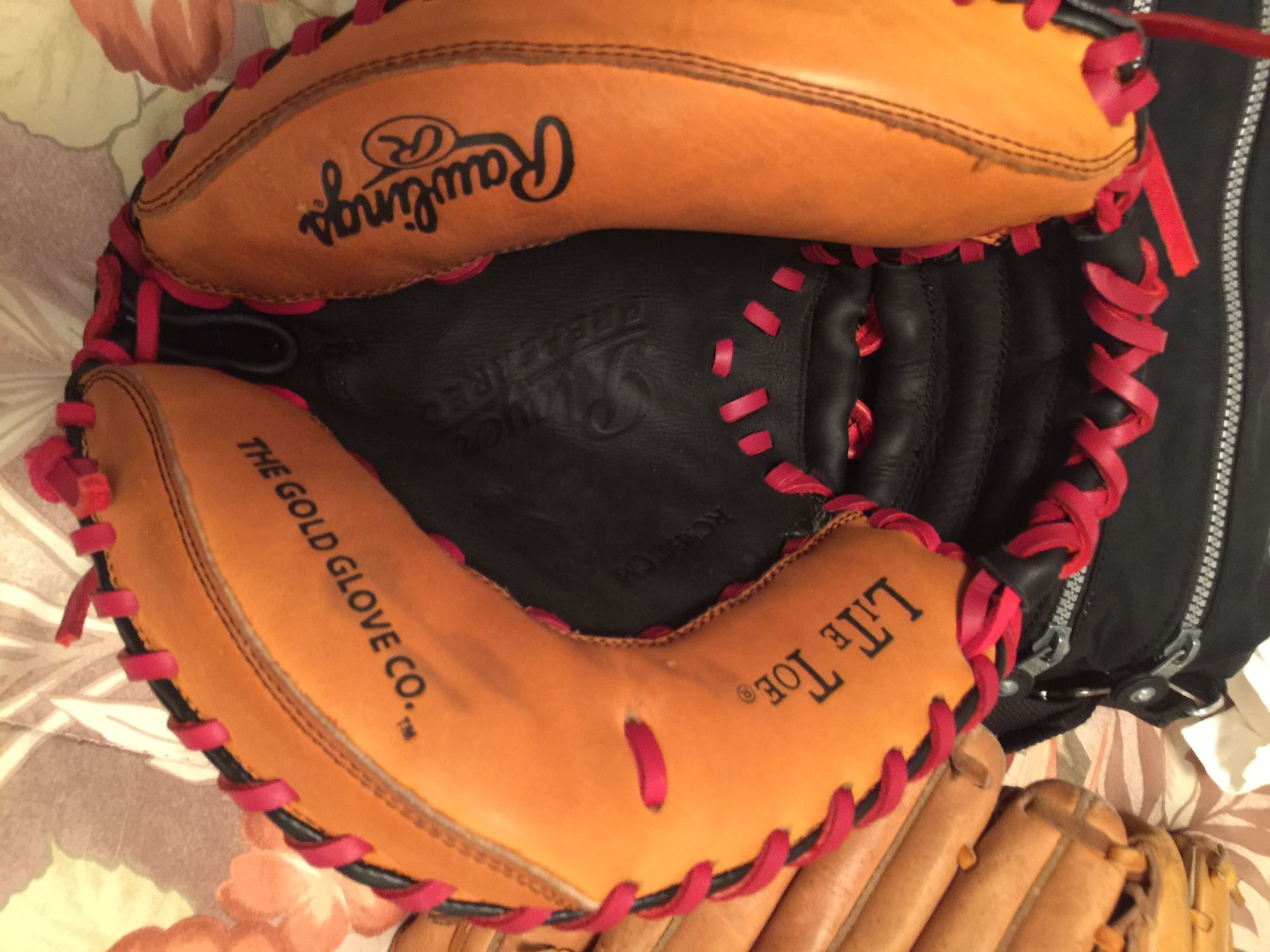 Baseball glove catchers mitt Rawlings small to medium size hand 14-18 years old