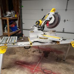 DE Walt 12" compound mitre