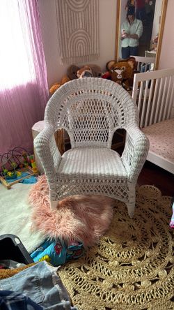 Large White Wicker Chair 