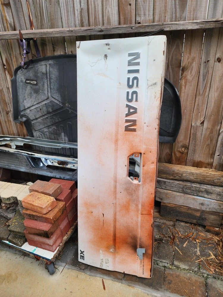 Nissan Pickup Hardbobody Tail Gate 