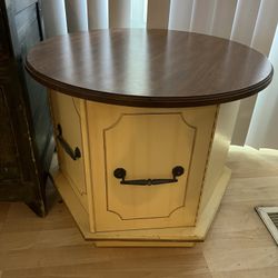 Set Of 2 Solid Wood End Tables With Storage Inside 