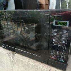 Nice Newer Compact Microwave by Magic Chef - Great condition!
